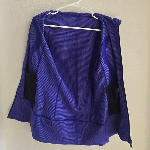 Lululemon in stride zip up jacket, purple size 2 - Picture 3 of 9